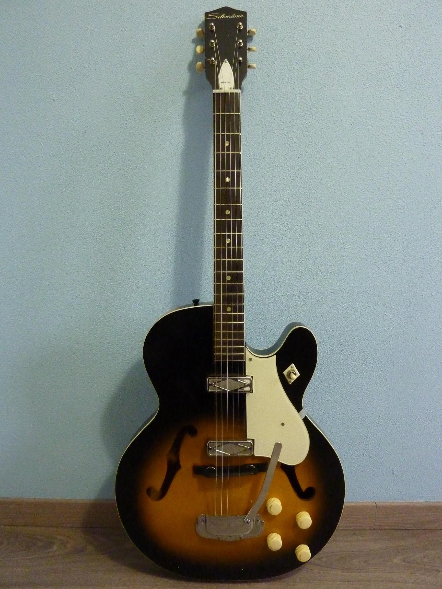 Silvertone 1439 Buy vintage Silvertone guitar at Hender Amps vintage